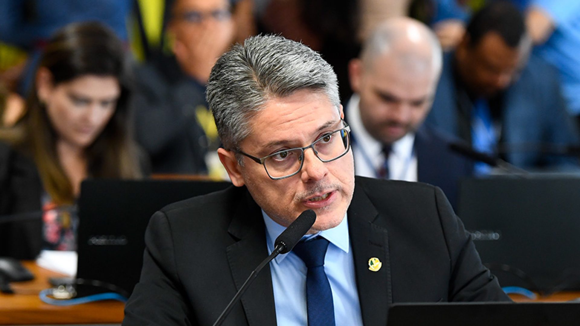 À bancada, em pronunciamento, relator do PL 2.687/2022, senador Alessandro Vieira (MDB-SE).
