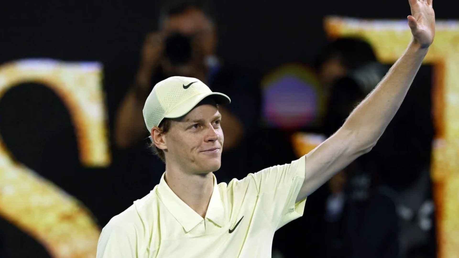 Jannik Sinner é campeão do Masters 1000 de Paris e volta a ser número 1 do mundo