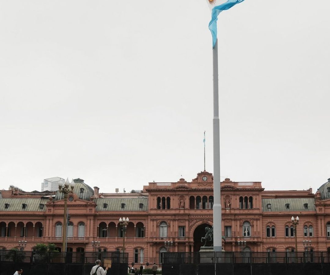 Reforma de Milei aumenta lucro e subjuga trabalhador, diz advogado