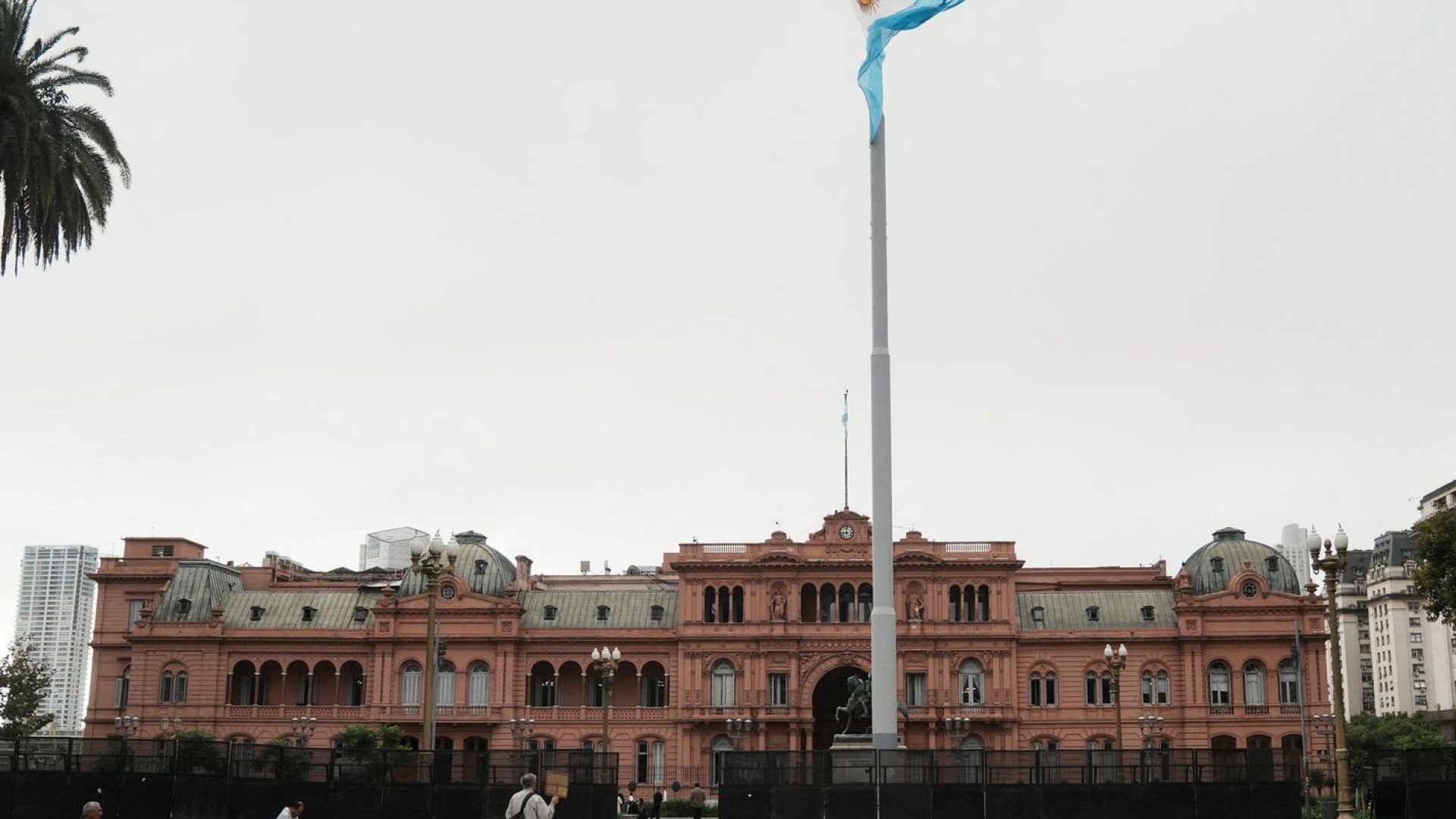 Reforma de Milei aumenta lucro e subjuga trabalhador, diz advogado