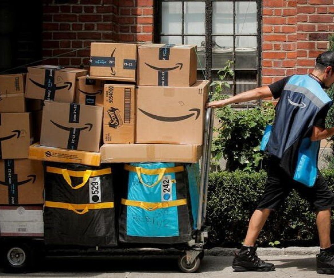 Entregador de produtos vendidos pela Amazon em Nova York. REUTERS/Brendan McDermid