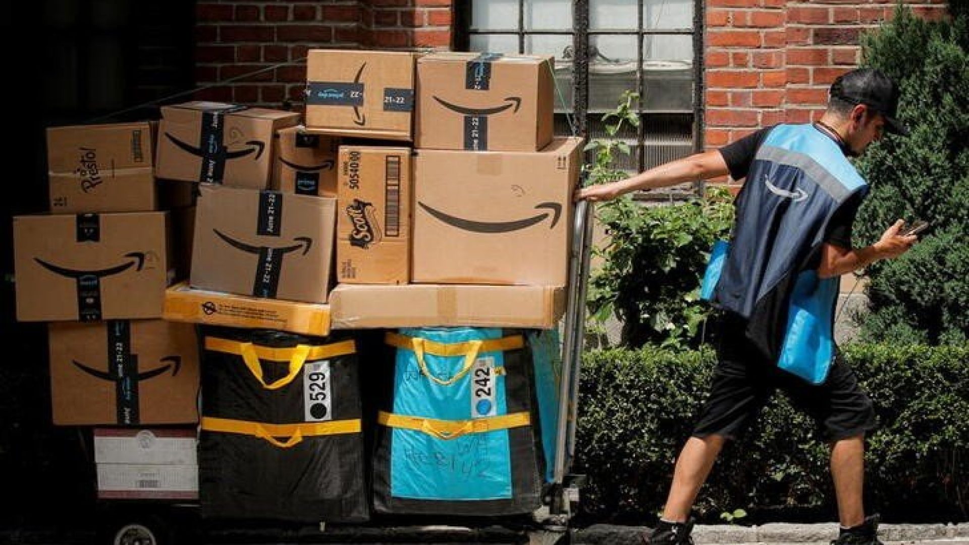 Entregador de produtos vendidos pela Amazon em Nova York. REUTERS/Brendan McDermid