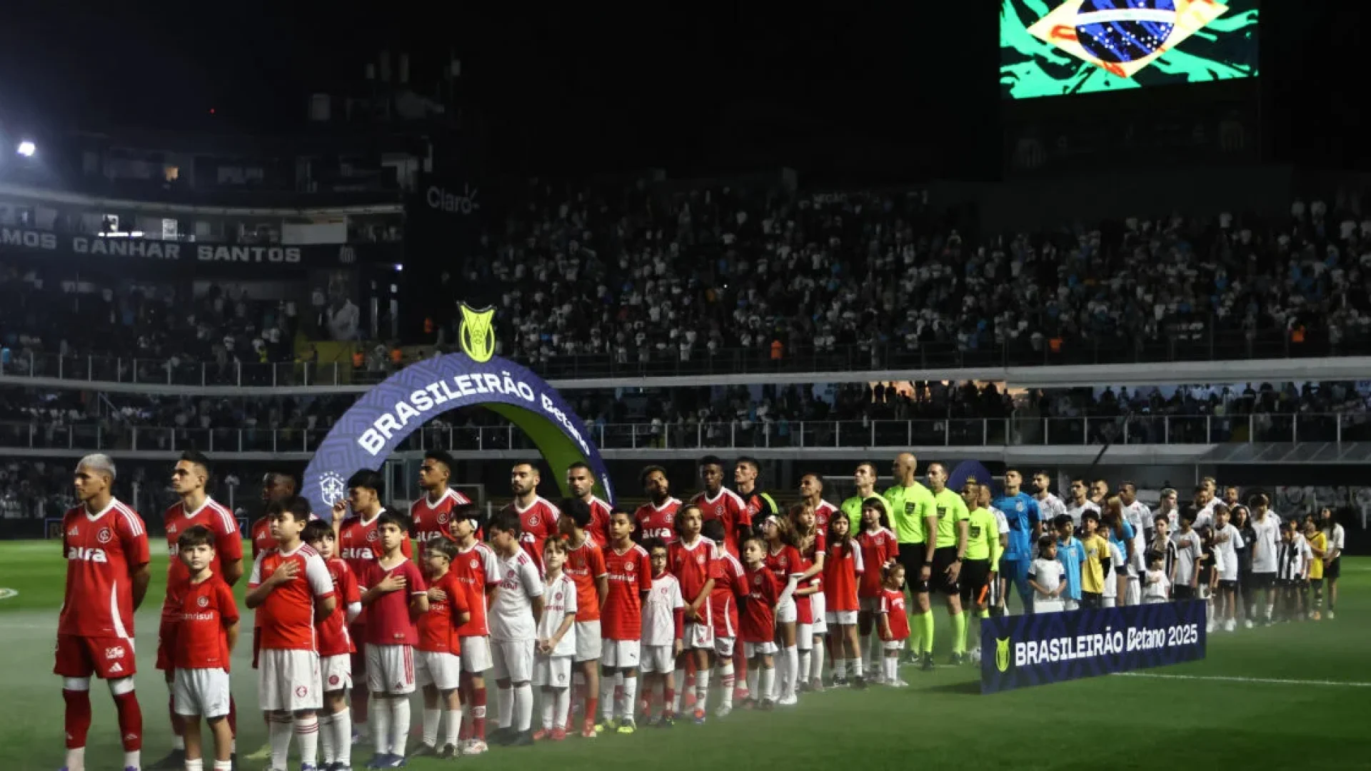 Santos e Internacional duelam em confronto decisivo na briga contra o rebaixamento