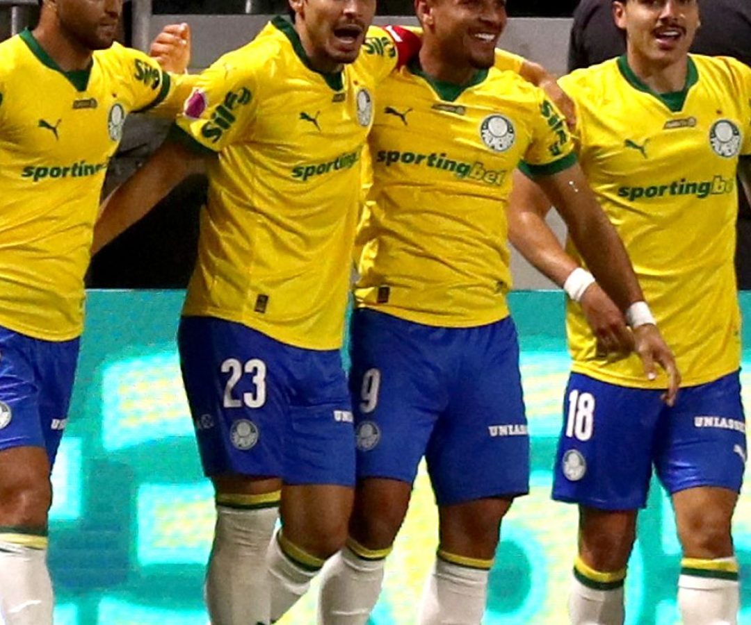 Brasileiro: Palmeiras goleia Bragantino e permanece com folga na ponta