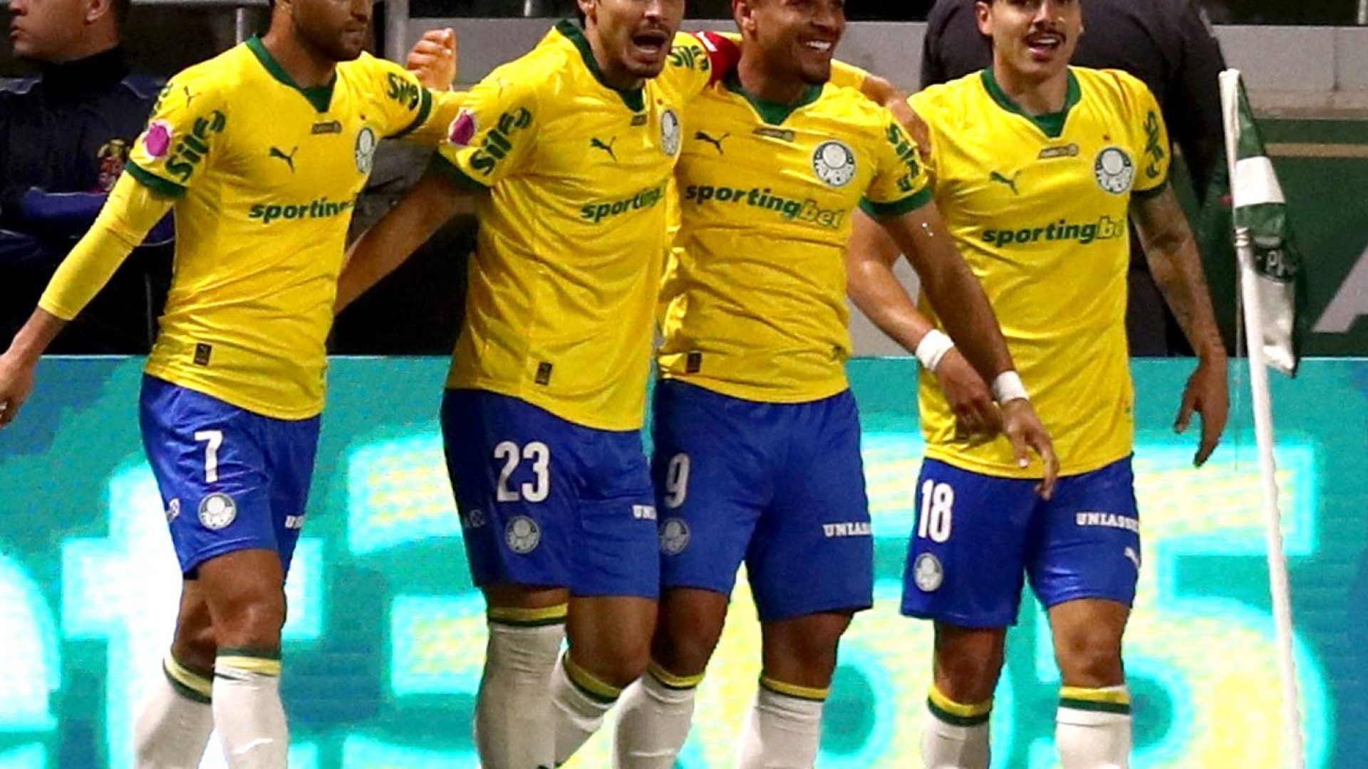Brasileiro: Palmeiras goleia Bragantino e permanece com folga na ponta