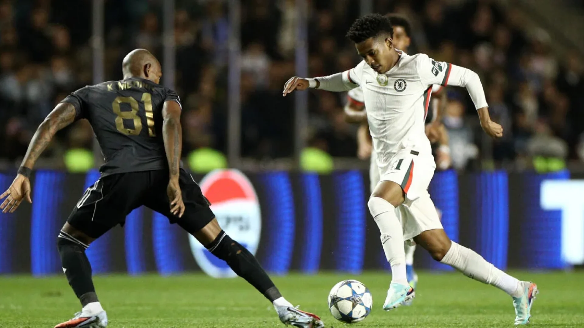 Estevão marca, mas Chelsea tropeça diante do Qarabag na Champions