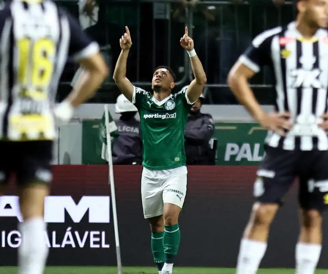 Vitor Roque decide e Palmeiras vence clássico com Santos no Brasileiro