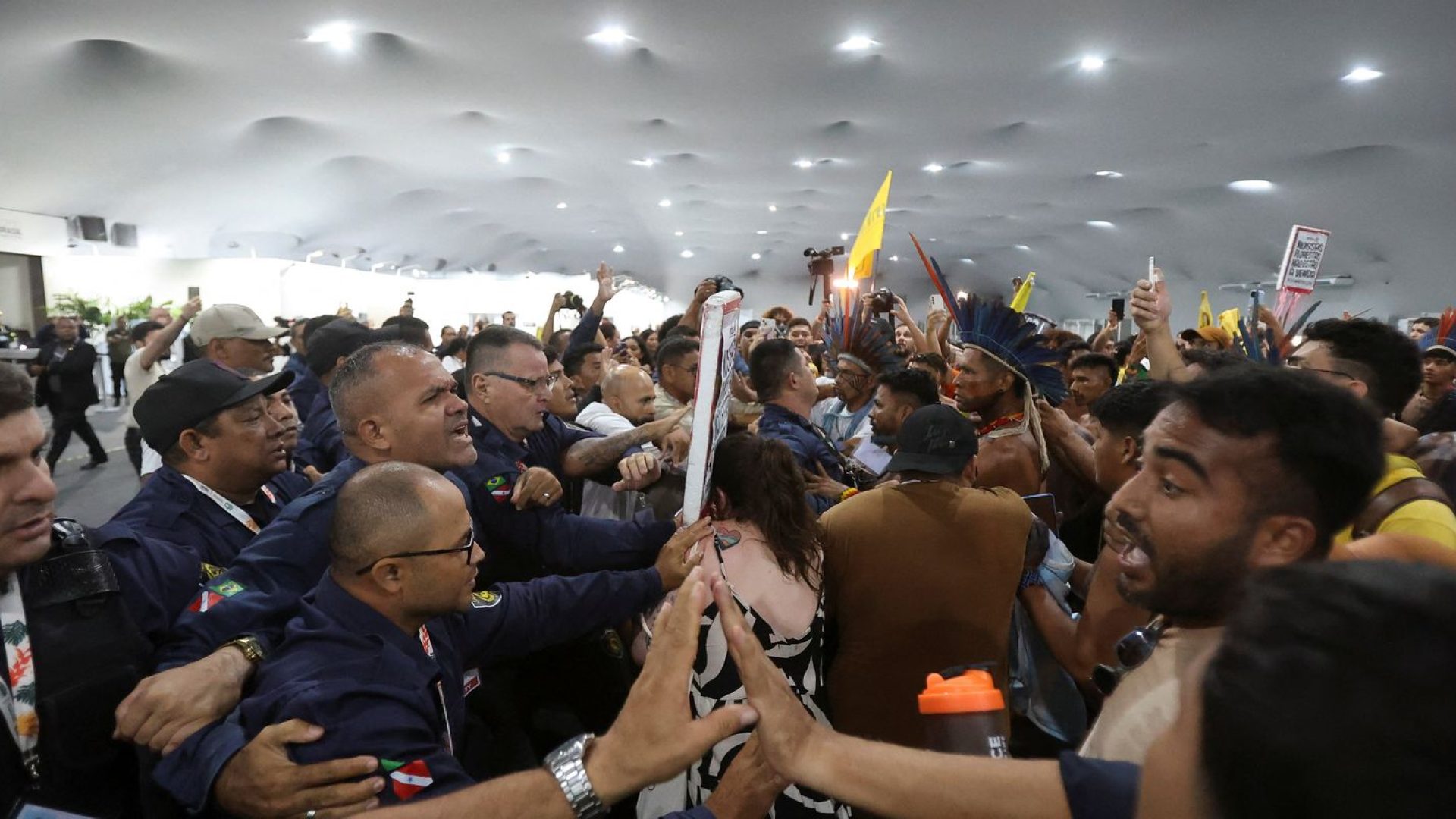 Manifestantes confrontam segurança para entrar em zona restrita Agência Brasil