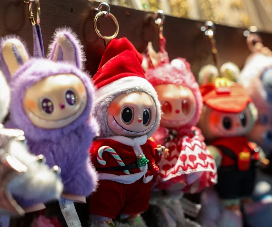 Boneco Labubu, o primeiro colocado no ranking dos mais desejados pelos brasileiros do Google em 2025, fotografado com uma roupa de Papai Noel é exibido para venda em um mercado de feriado na Times Square em Manhattan, Nova York, EUA, em novembro