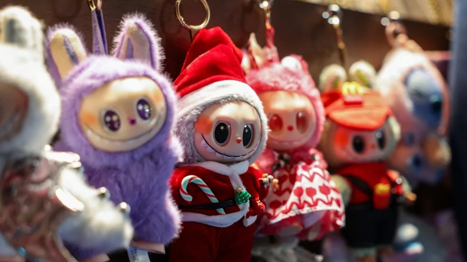 Boneco Labubu, o primeiro colocado no ranking dos mais desejados pelos brasileiros do Google em 2025, fotografado com uma roupa de Papai Noel é exibido para venda em um mercado de feriado na Times Square em Manhattan, Nova York, EUA, em novembro