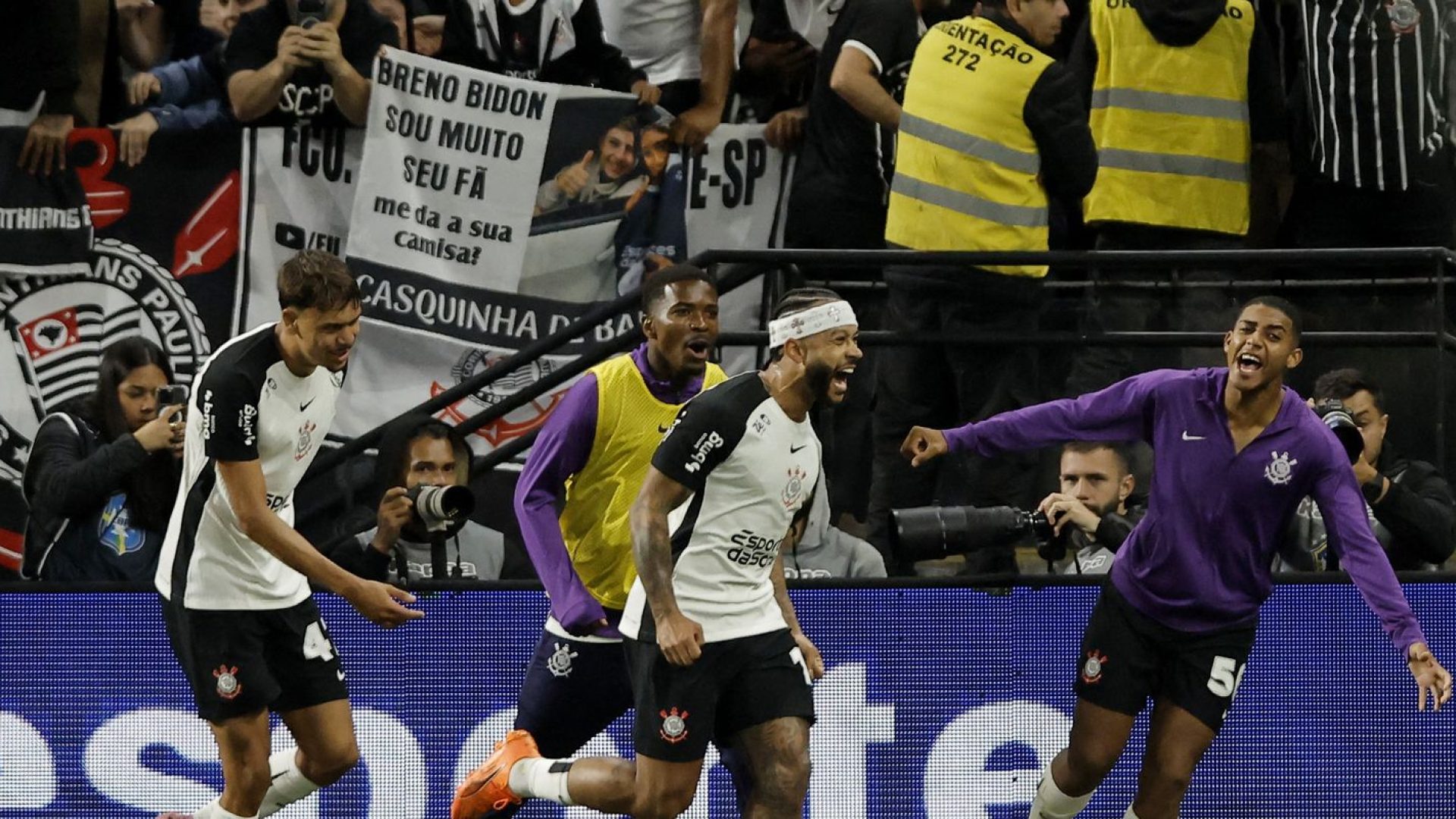 Depay e Yuri Alberto desequilibram e Corinthians vence Majestoso