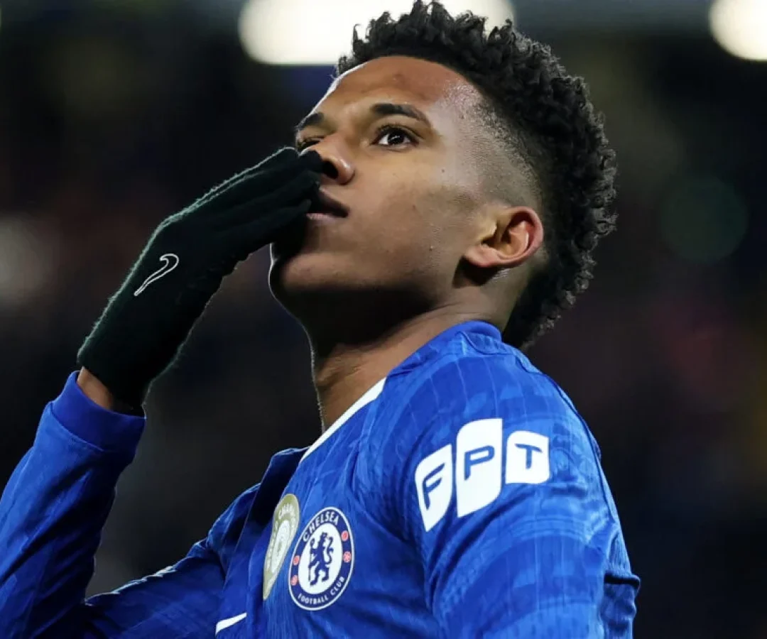 Estêvão brilha, Chelsea dá nó no Barcelona e se aproxima de líderes na Champions