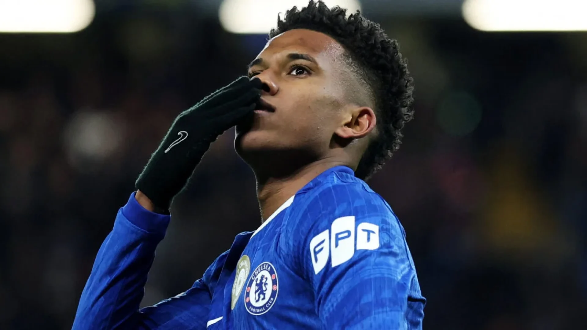 Estêvão brilha, Chelsea dá nó no Barcelona e se aproxima de líderes na Champions