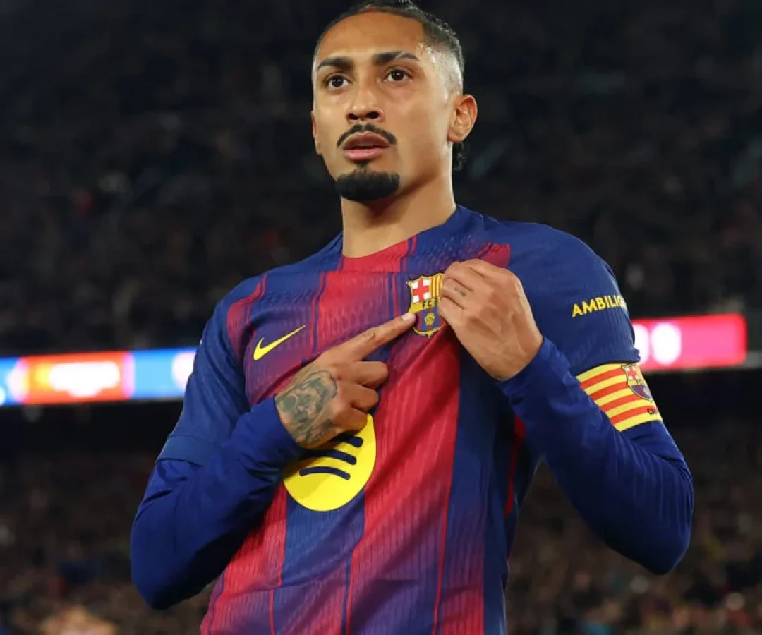 Raphinha leva prêmio de craque de La Liga e alfineta Fifa: ‘Agradeço por verem jogos’