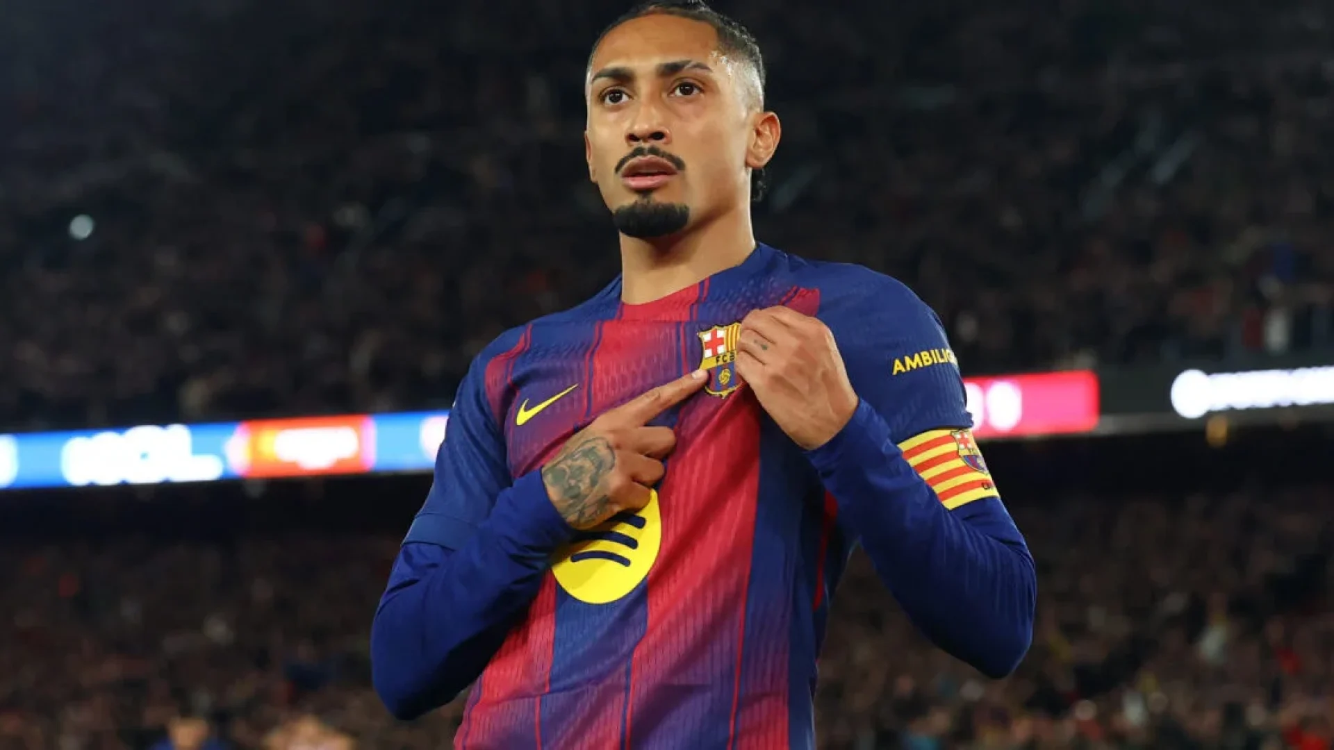 Raphinha leva prêmio de craque de La Liga e alfineta Fifa: ‘Agradeço por verem jogos’