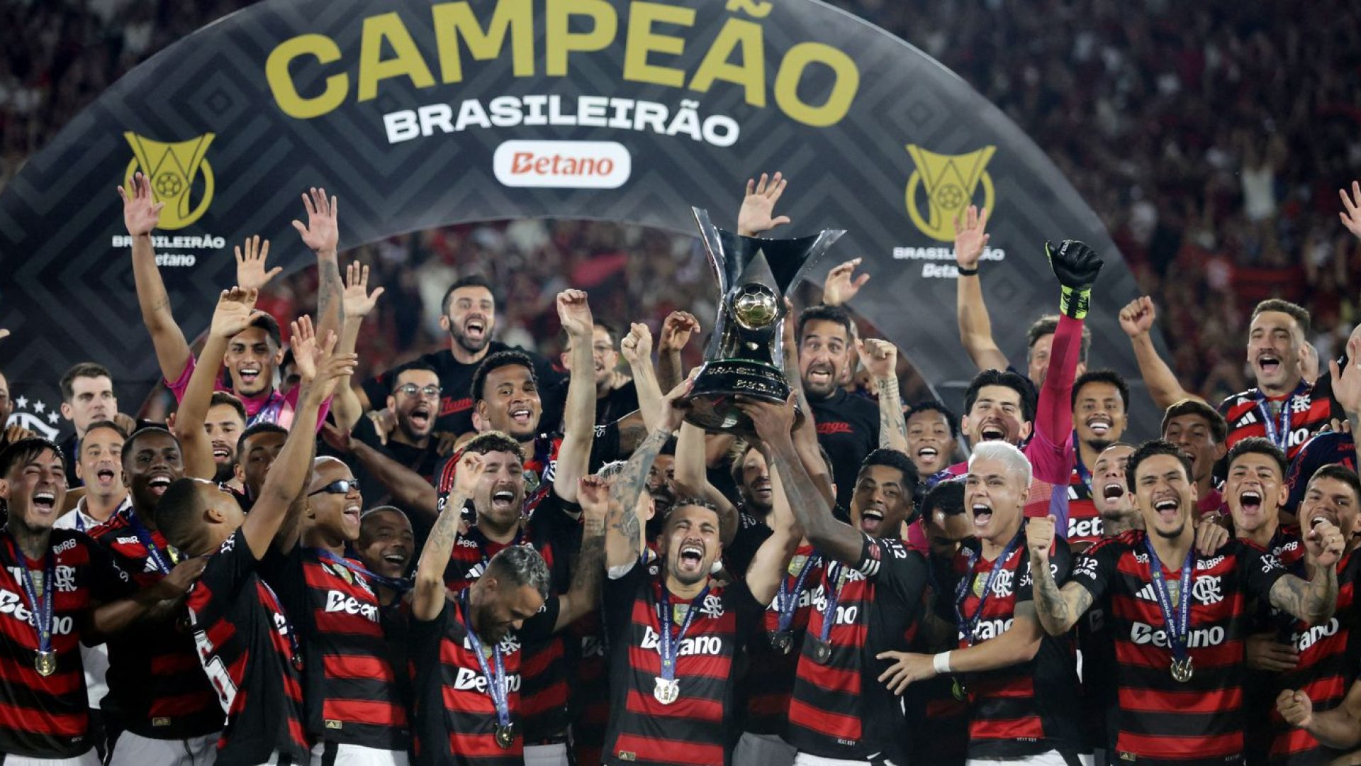 Flamengo derrota Ceará e coroa ano mágico com título Brasileiro