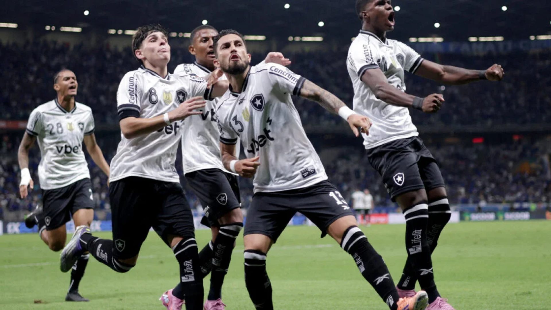 Botafogo empata no fim contra o Cruzeiro e dá o vice-campeonato ao Palmeiras