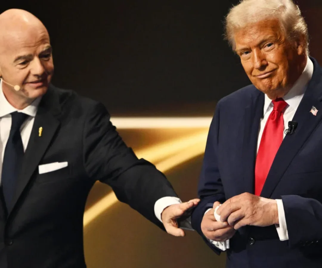 Trump recebe o Prêmio da Paz da Fifa durante o sorteio dos grupos da Copa do Mundo