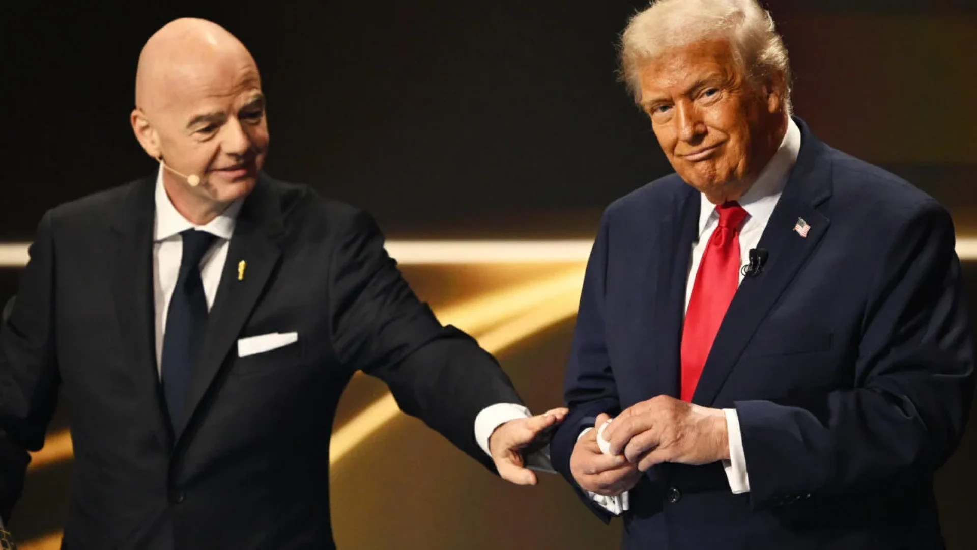 Trump recebe o Prêmio da Paz da Fifa durante o sorteio dos grupos da Copa do Mundo