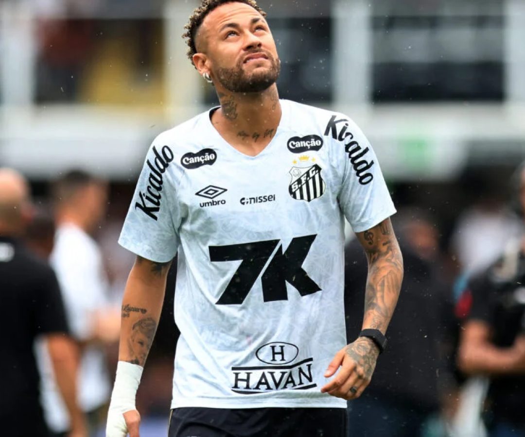 Neymar passará por cirurgia no joelho após ajudar Santos a evitar rebaixamento