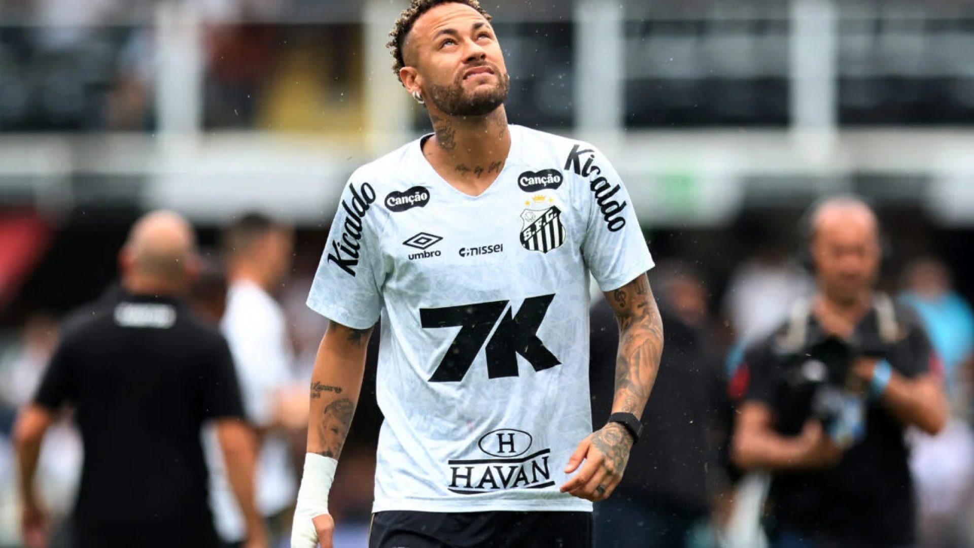 Neymar passará por cirurgia no joelho após ajudar Santos a evitar rebaixamento