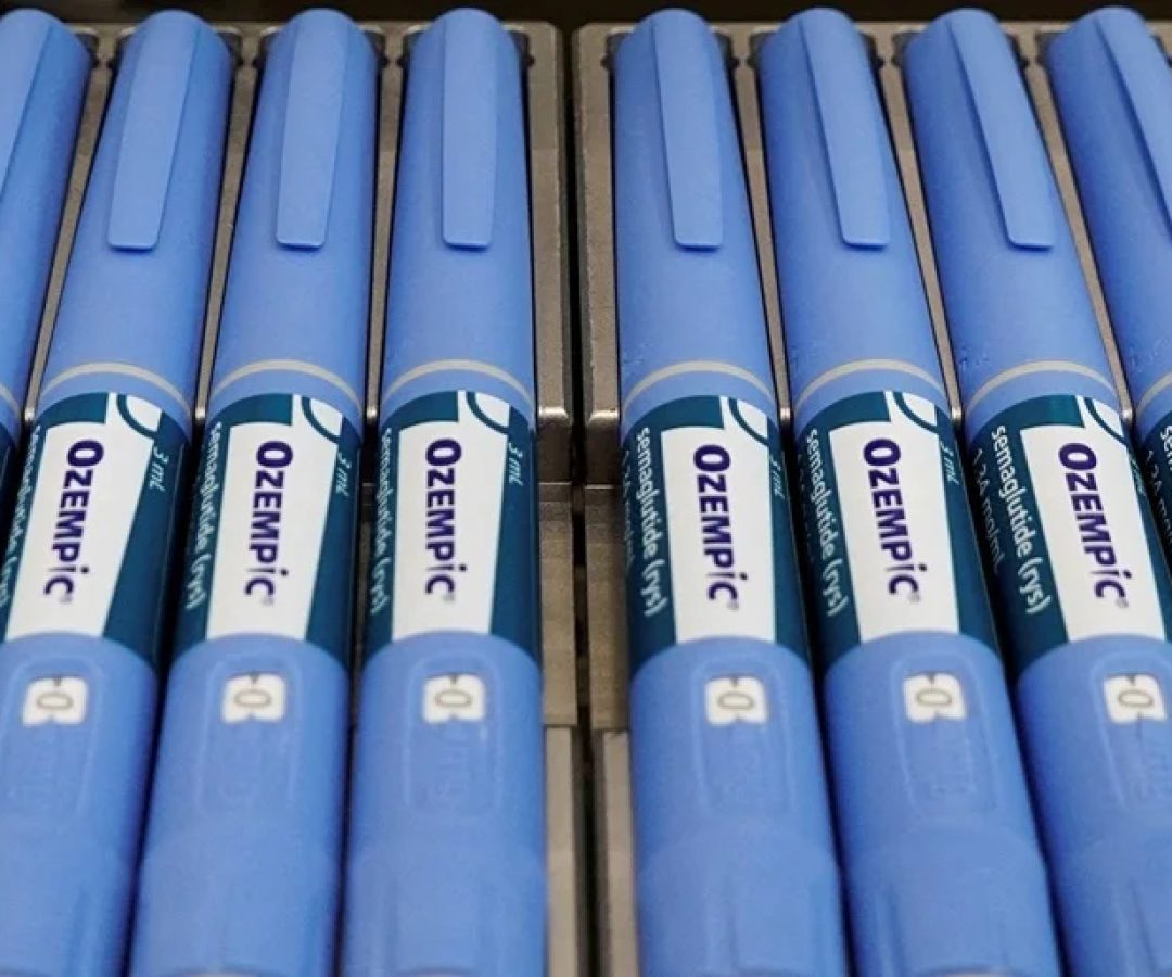 Canetas do medicamento para diabetes Ozempic em uma linha de produção para serem embaladas na unidade da fabricante dinamarquesa Novo Nordisk em Hillerod, Dinamarca, 26 de setembro de 2023.