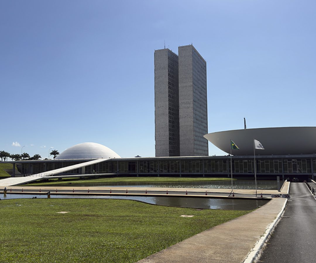 Sede das duas Casas do Poder Legislativo e um dos mais famosos cartões postais do Brasil, o Palácio do Congresso Nacional é composto por duas cúpulas e duas torres de 28 andares, que abrigam a Câmara dos Deputados e o Senado Federal