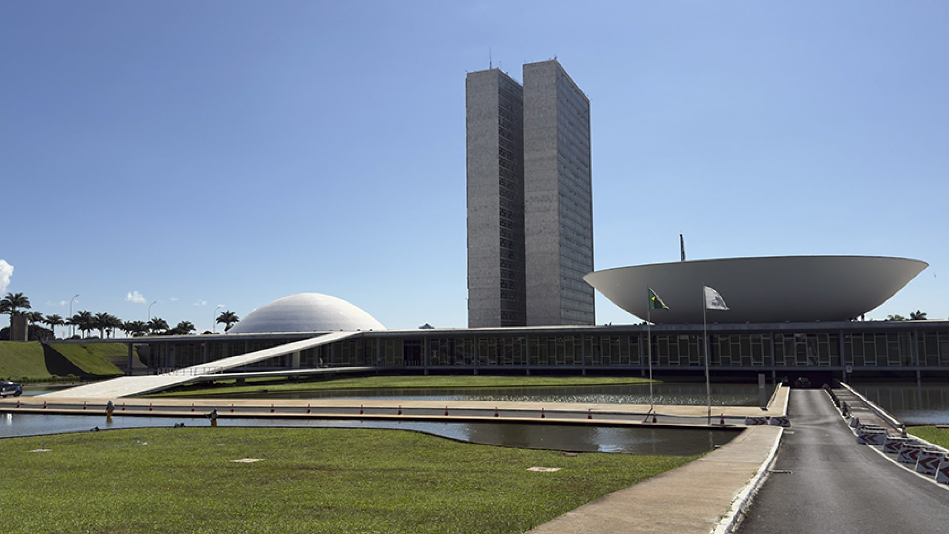 Sede das duas Casas do Poder Legislativo e um dos mais famosos cartões postais do Brasil, o Palácio do Congresso Nacional é composto por duas cúpulas e duas torres de 28 andares, que abrigam a Câmara dos Deputados e o Senado Federal