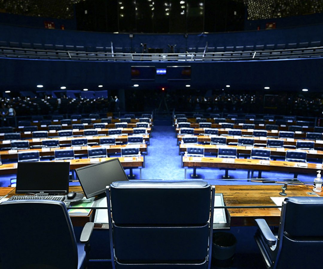 A eleição dos integrantes da nova Mesa do Senado acontece neste sábado (1º). A partir das 10h, será feita a escolha do novo presidente da Casa. E às 11h, serão eleitos os senadores que vão ocupar os demais cargos da Mesa. As regras foram publicadas nessa quarta-feira (29) no Diário do Senado Federal. As inscrições de candidaturas para presidência da Casa devem ser feitas até o início do pronunciamento do primeiro candidato. A votação é secreta e será no painel eletrônico (candidatura única) ou por cédulas (mais de um candidato).