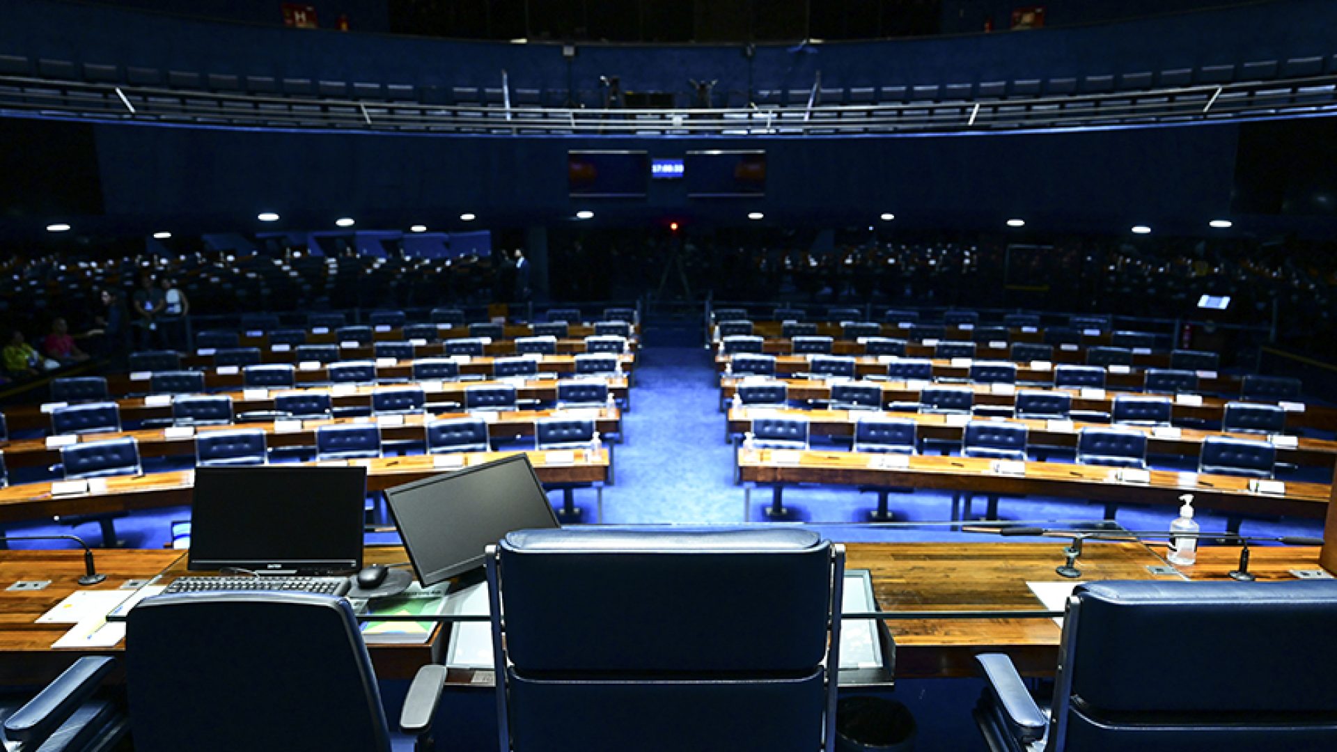 A eleição dos integrantes da nova Mesa do Senado acontece neste sábado (1º). A partir das 10h, será feita a escolha do novo presidente da Casa. E às 11h, serão eleitos os senadores que vão ocupar os demais cargos da Mesa. As regras foram publicadas nessa quarta-feira (29) no Diário do Senado Federal. As inscrições de candidaturas para presidência da Casa devem ser feitas até o início do pronunciamento do primeiro candidato. A votação é secreta e será no painel eletrônico (candidatura única) ou por cédulas (mais de um candidato).