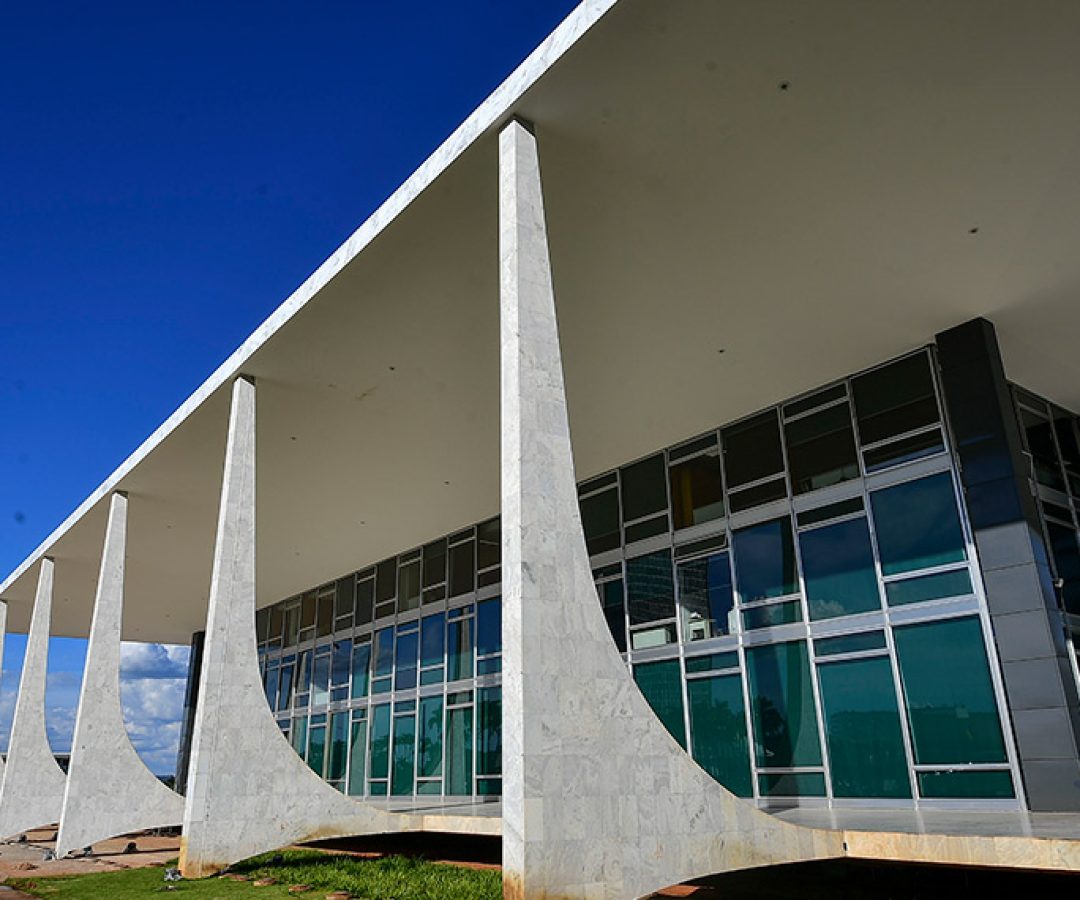 O STF acumula tanto competências típicas de uma suprema corte, ou seja, um tribunal de última instância (popularmente conhecida como terceira instância), como as de um tribunal constitucional, ou seja, aquele que julga questões de constitucionalidade independentemente de litígios concretos.