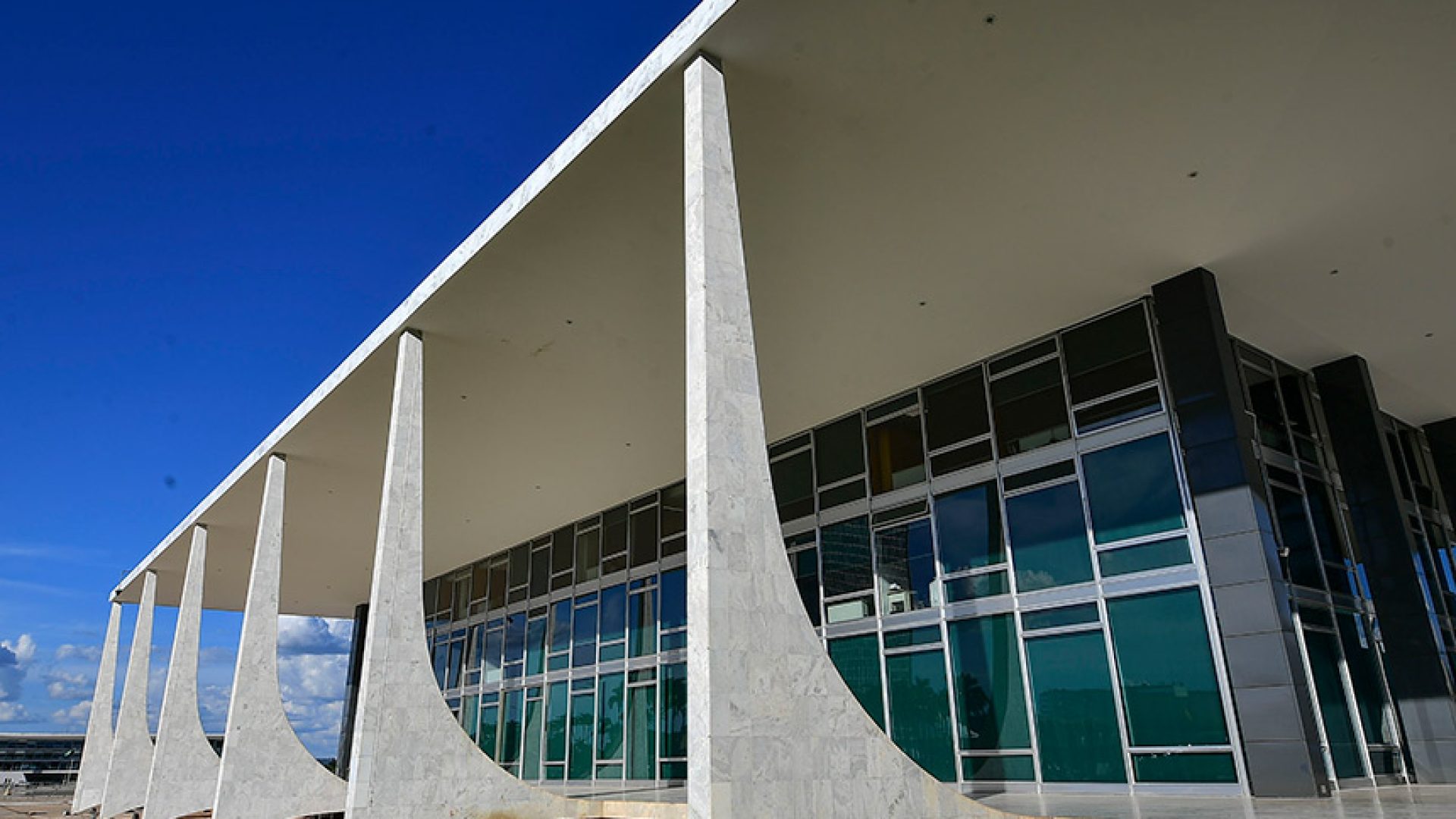 O STF acumula tanto competências típicas de uma suprema corte, ou seja, um tribunal de última instância (popularmente conhecida como terceira instância), como as de um tribunal constitucional, ou seja, aquele que julga questões de constitucionalidade independentemente de litígios concretos.