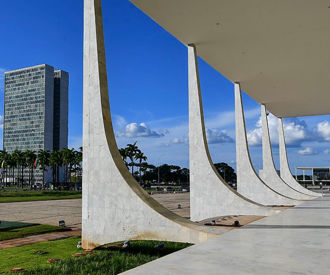 O STF acumula tanto competências típicas de uma suprema corte, ou seja, um tribunal de última instância (popularmente conhecida como terceira instância), como as de um tribunal constitucional, ou seja, aquele que julga questões de constitucionalidade independentemente de litígios concretos.