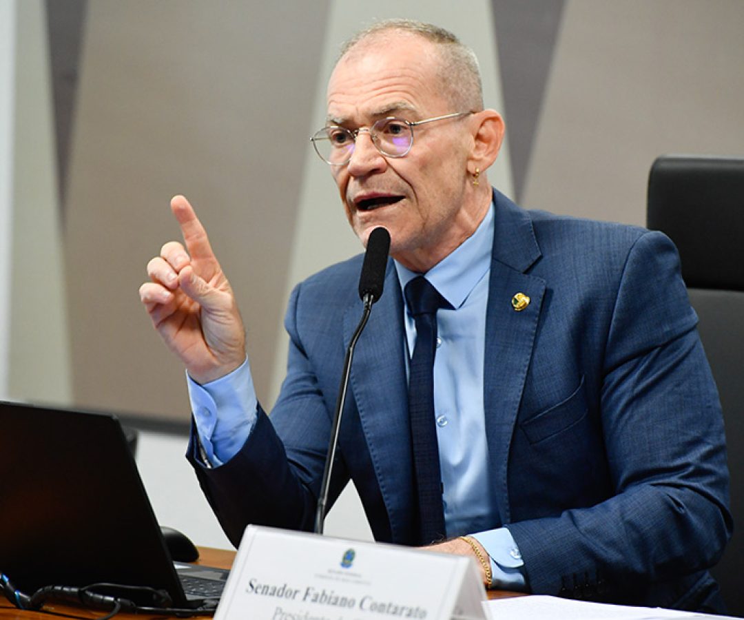 À mesa, presidente da CMA, senador Fabiano Contarato (PT-ES), conduz reunião.