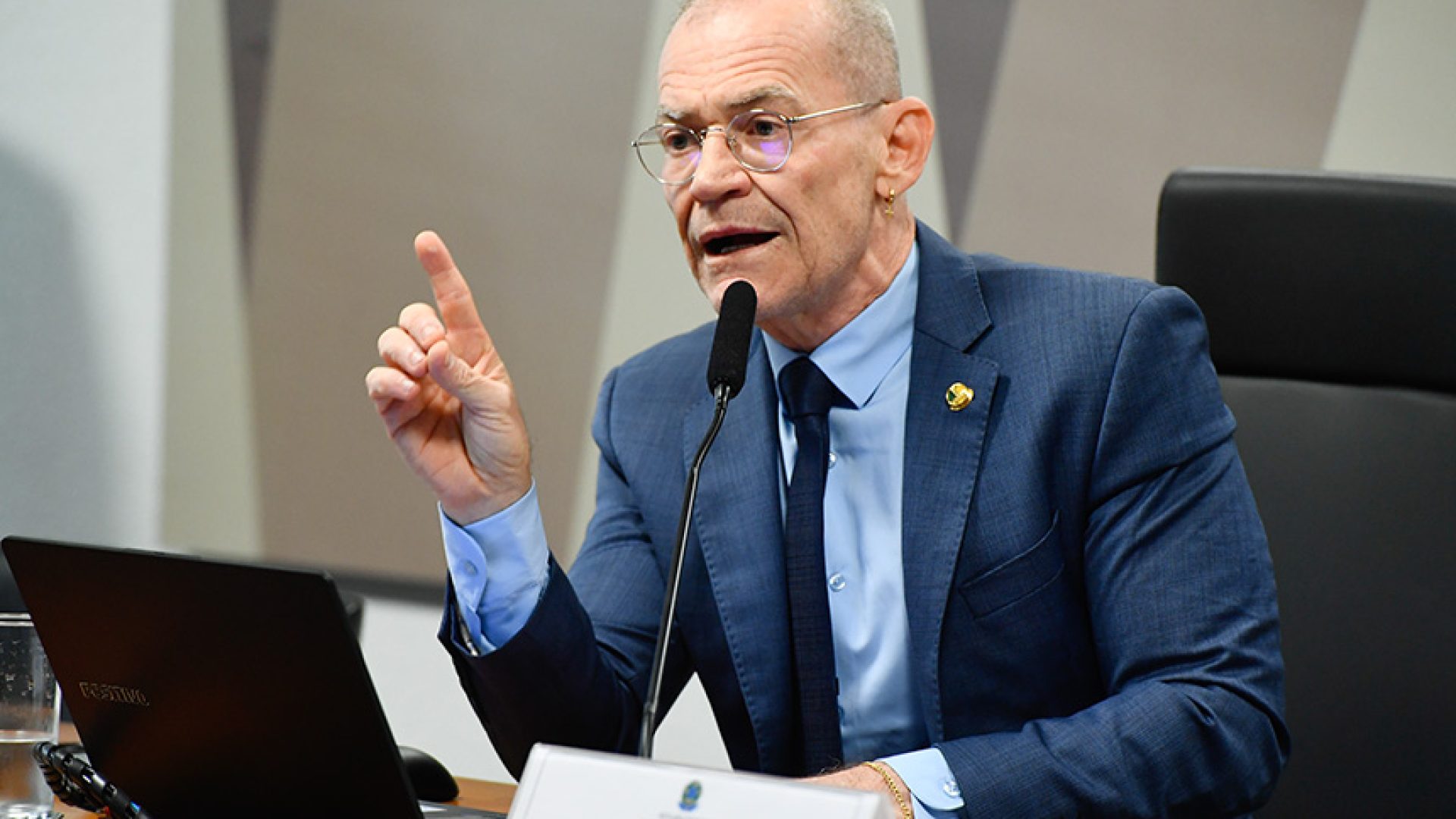 À mesa, presidente da CMA, senador Fabiano Contarato (PT-ES), conduz reunião.