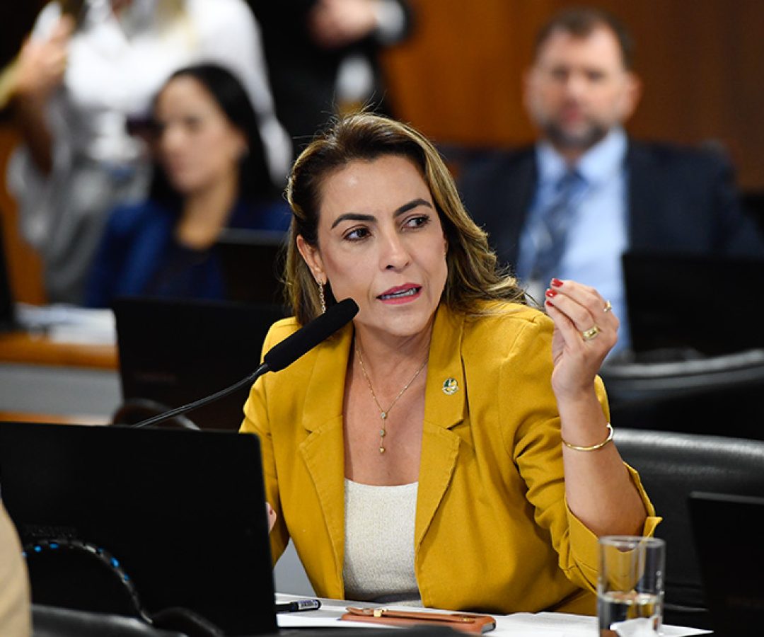 À bancada, em pronunciamento, senadora Soraya Thronicke (Podemos-MS).