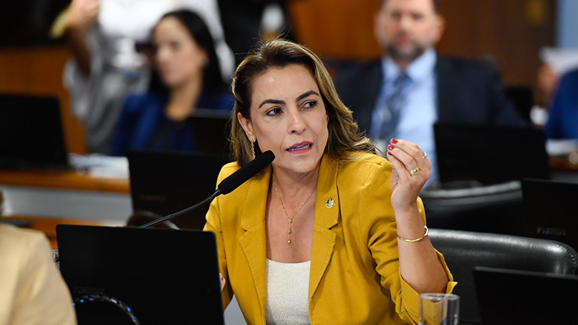 À bancada, em pronunciamento, senadora Soraya Thronicke (Podemos-MS).