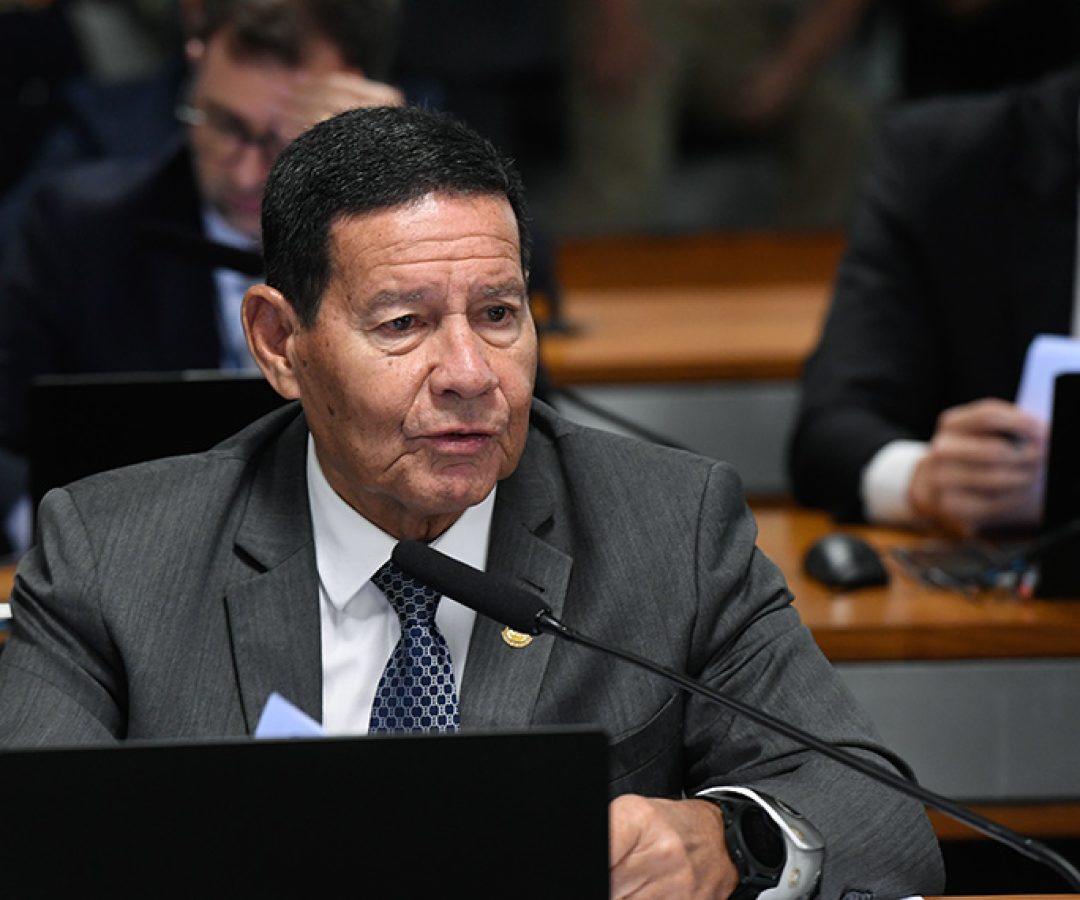 À bancada, em pronunciamento, senador Hamilton Mourão (Republicanos-RS).