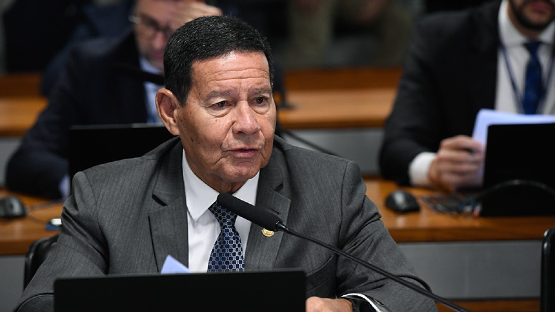 À bancada, em pronunciamento, senador Hamilton Mourão (Republicanos-RS).