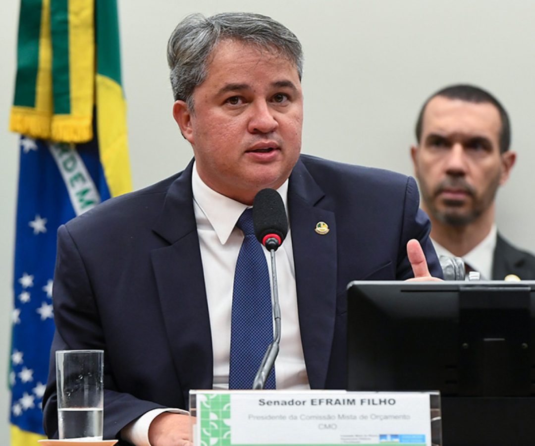 À mesa, presidente da CMO, senador Efraim Filho (União-PB), conduz reunião.