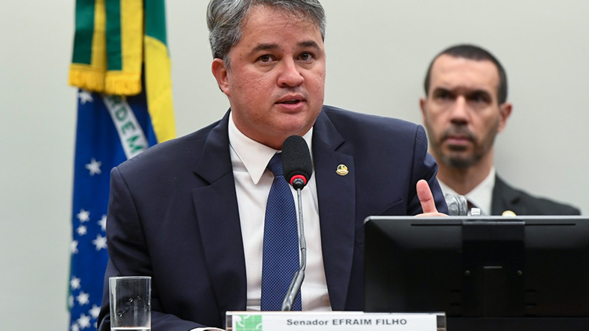 À mesa, presidente da CMO, senador Efraim Filho (União-PB), conduz reunião.