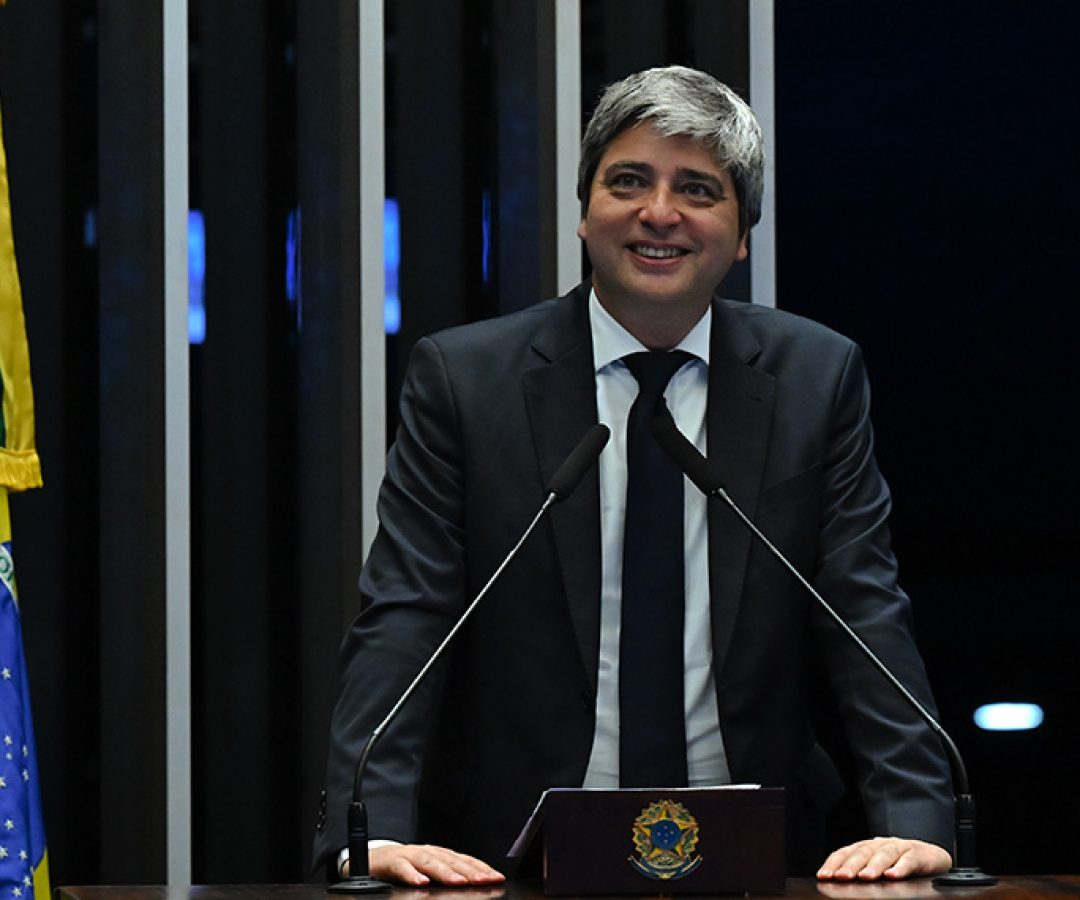 Em discurso, à tribuna, senador Carlos Portinho (PL-RJ).