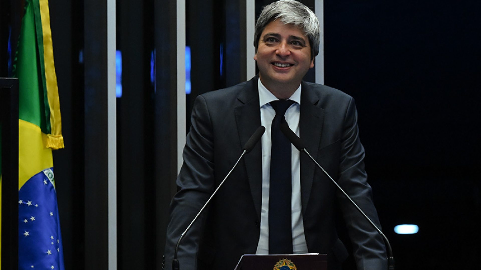 Em discurso, à tribuna, senador Carlos Portinho (PL-RJ).