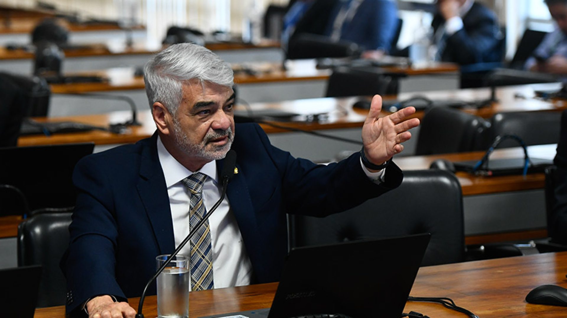 À bancada, em pronunciamento, senador Humberto Costa (PT-PE).