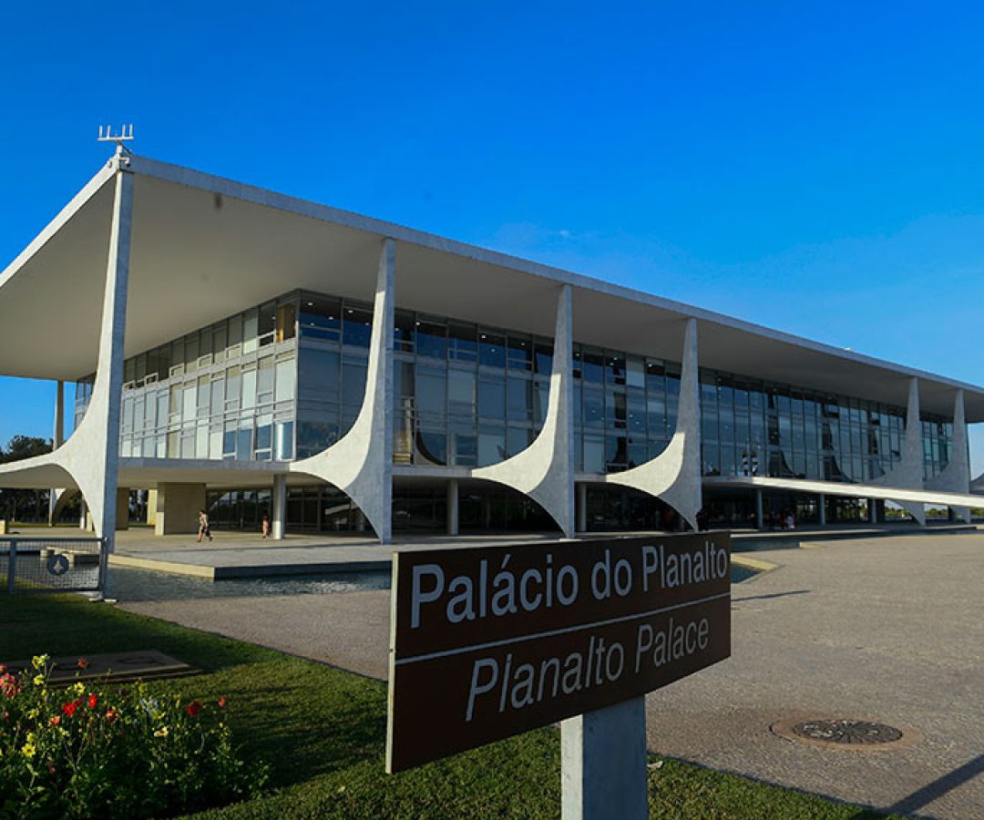 Palácio do Planalto é o local de trabalho da Presidência do Brasil. É onde está situado o Gabinete do Presidente da República. O prédio também abriga a Casa Civil, a Secretaria-Geral e o Gabinete de Segurança Institucional da Presidência da República. Concebido pelo arquiteto Oscar Niemeyer com projeto estrutural do engenheiro Joaquim Cardozo, é a sede do Poder Executivo Federal do Brasil. Localizado na Praça dos Três Poderes em Brasília, o Palácio do Planalto faz parte do projeto do Plano Piloto e foi um dos primeiros edifícios construídos na capital.