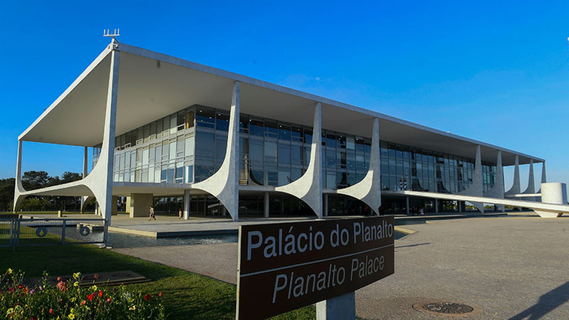 Palácio do Planalto é o local de trabalho da Presidência do Brasil. É onde está situado o Gabinete do Presidente da República. O prédio também abriga a Casa Civil, a Secretaria-Geral e o Gabinete de Segurança Institucional da Presidência da República. Concebido pelo arquiteto Oscar Niemeyer com projeto estrutural do engenheiro Joaquim Cardozo, é a sede do Poder Executivo Federal do Brasil. Localizado na Praça dos Três Poderes em Brasília, o Palácio do Planalto faz parte do projeto do Plano Piloto e foi um dos primeiros edifícios construídos na capital.