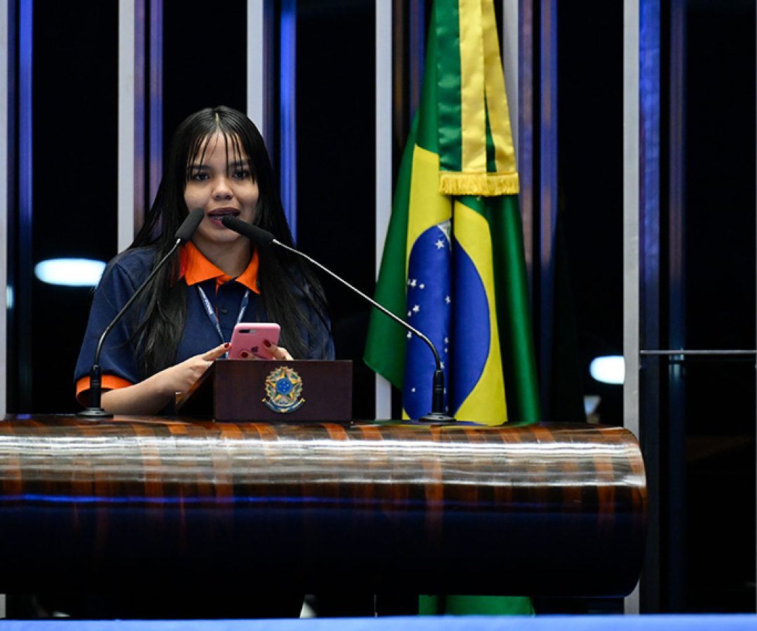 À tribuna, em discurso, jovem senadora Rebeca Souza Marinho (PA).