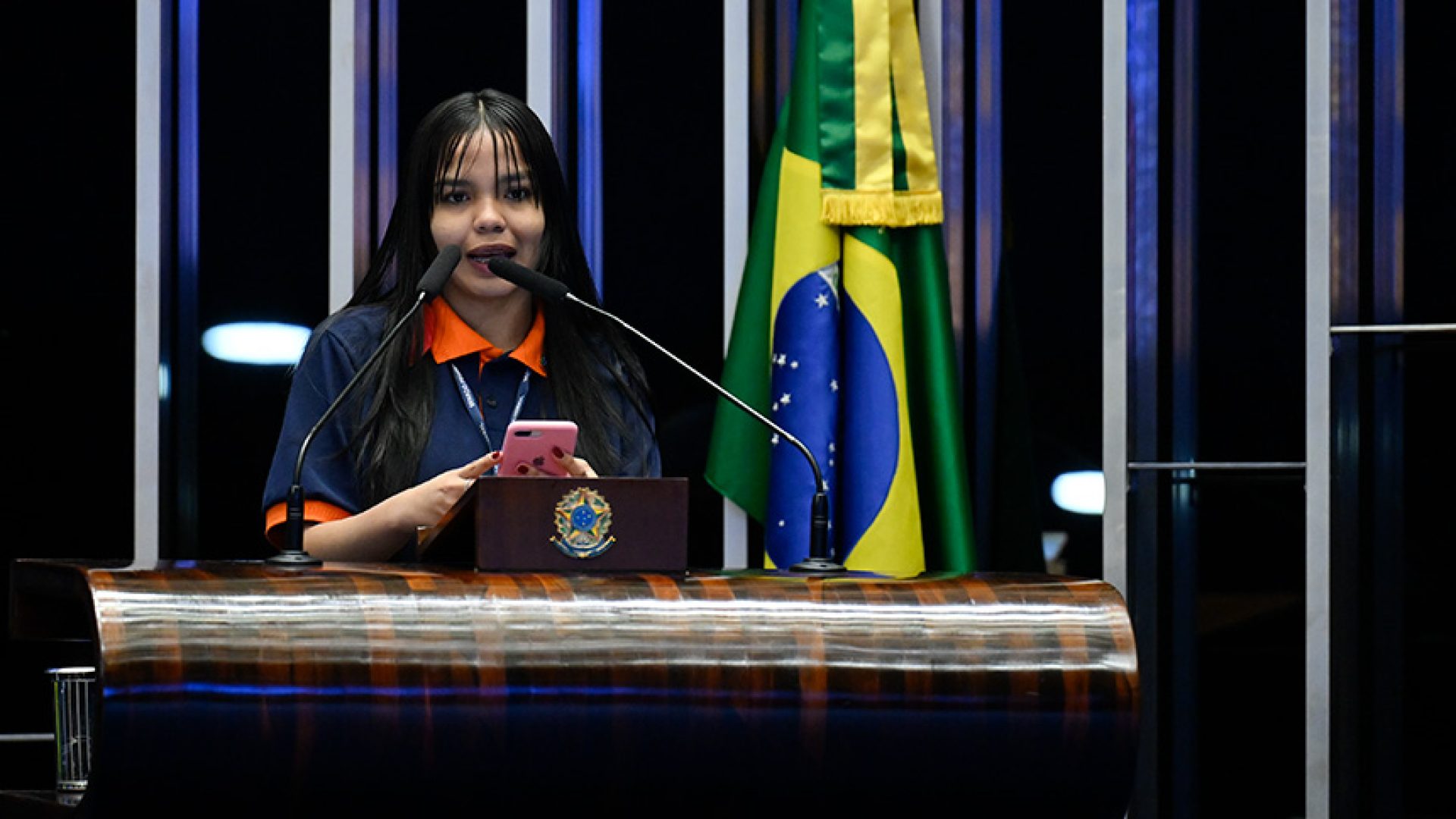 À tribuna, em discurso, jovem senadora Rebeca Souza Marinho (PA).