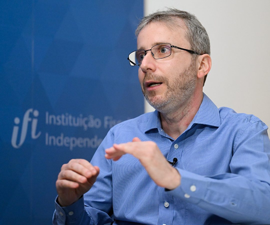 O relatório identifica a desaceleração da economia em relação ao biênio 2023/24, mas tendo a economia ainda operando acima de seu potencial, com mercado de trabalho aquecido. O hiato do produto continua positivo. O menor ritmo de crescimento da economia, segundo a IFI, é consequência da política monetária contracionista levada à cabo pelo Banco Central, do arrefecimento da demanda interna, da moderação do crédito e do menor impulso fiscal.