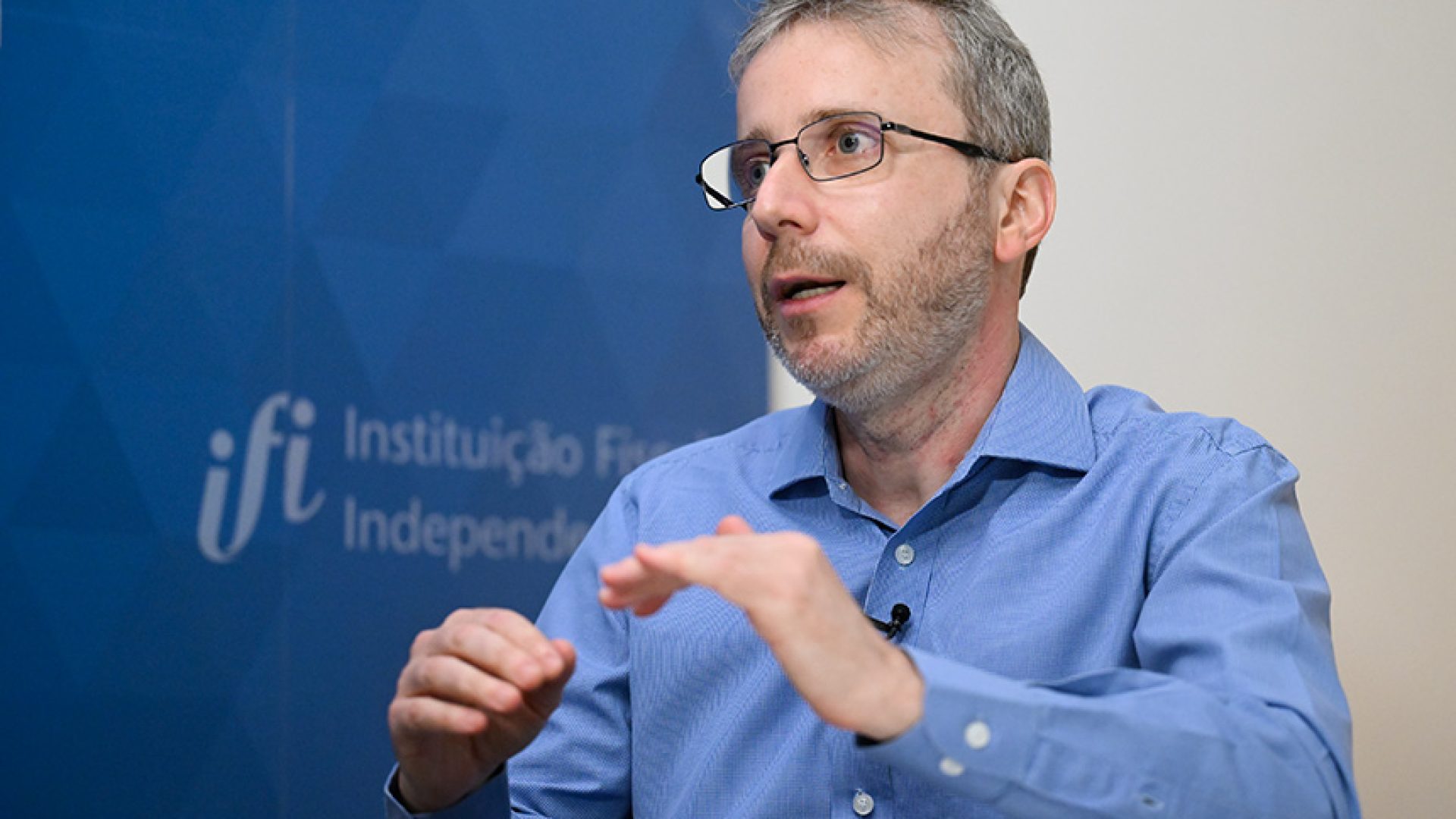 O relatório identifica a desaceleração da economia em relação ao biênio 2023/24, mas tendo a economia ainda operando acima de seu potencial, com mercado de trabalho aquecido. O hiato do produto continua positivo. O menor ritmo de crescimento da economia, segundo a IFI, é consequência da política monetária contracionista levada à cabo pelo Banco Central, do arrefecimento da demanda interna, da moderação do crédito e do menor impulso fiscal.